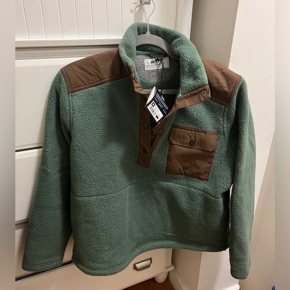 BRAND NEW WITH TAGS. size large pullover. brand is Jetty